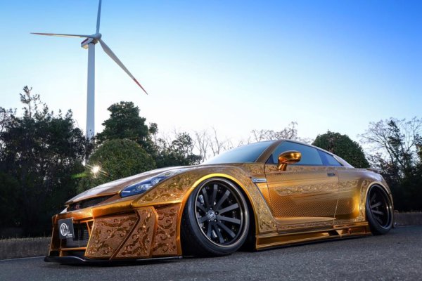 Золотой Nissan GTR Kuhl Racing