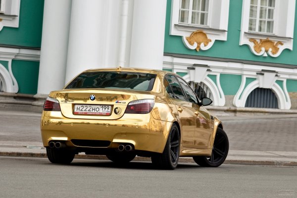BMW m5 e60 Золотая