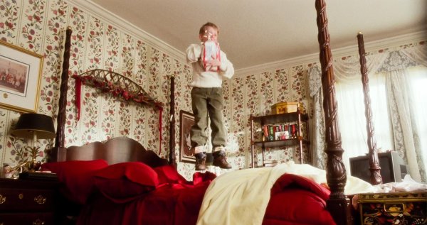 Кевин один дома на кровати