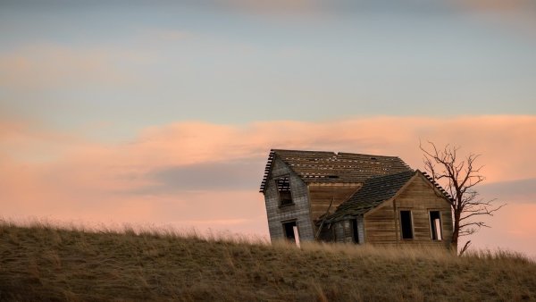 Заброшенный дом в поле