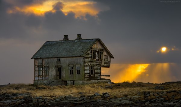 Одинокий заброшенный дом