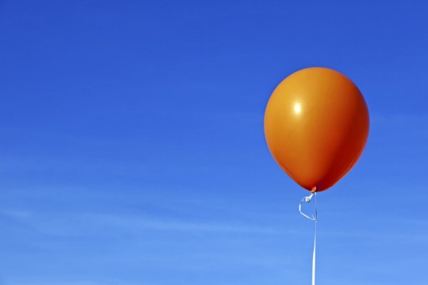 Красный шарик в небе