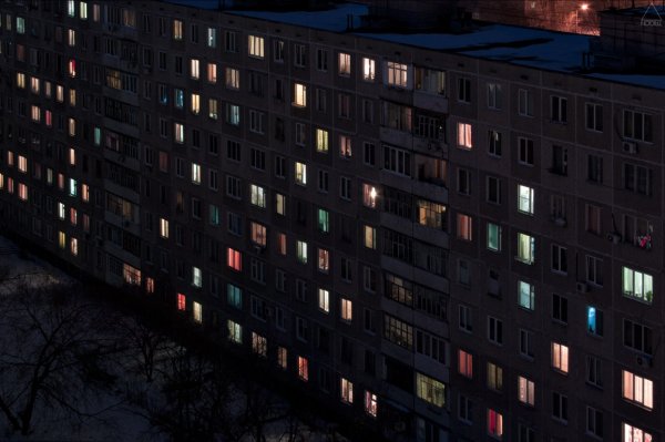 Многоэтажный дом ночью