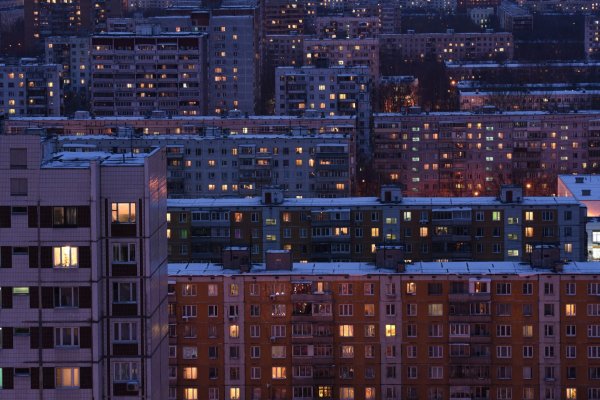 Многоэтажный дом ночью