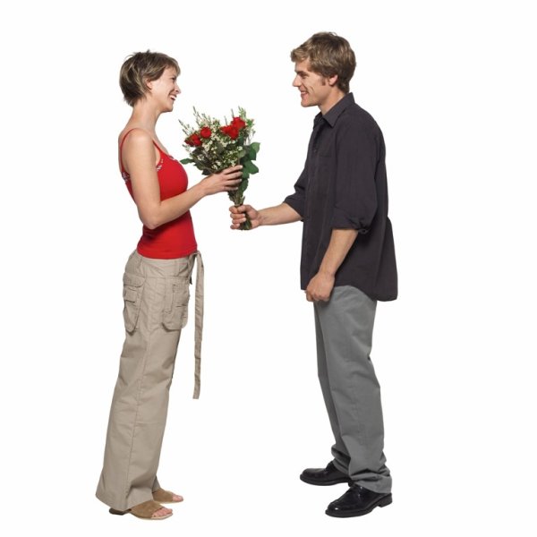 Парень дарит цветы