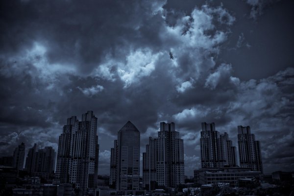 Мрачное небо в городе