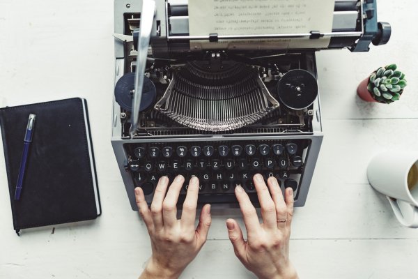 Человек с печатной машинкой