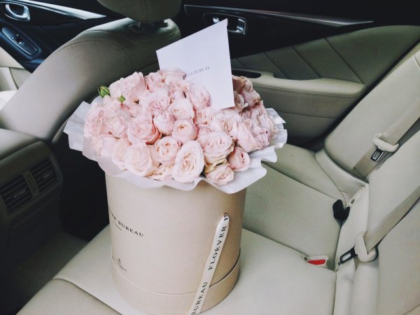 Цветы в коробке в машине