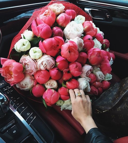 Пионы букет в машине
