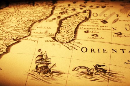 Старинная карта с парусником