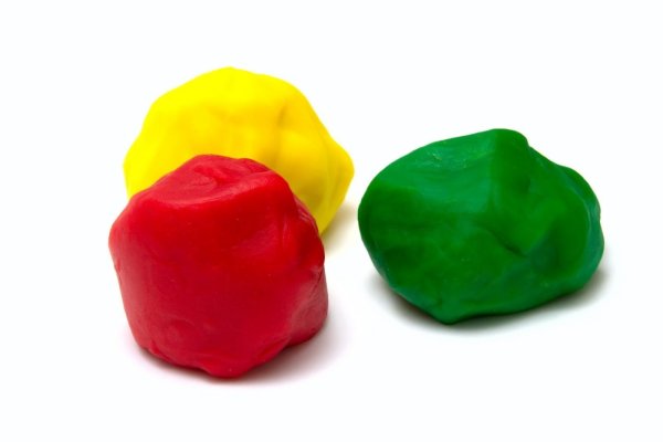 Пластилин на белом фоне