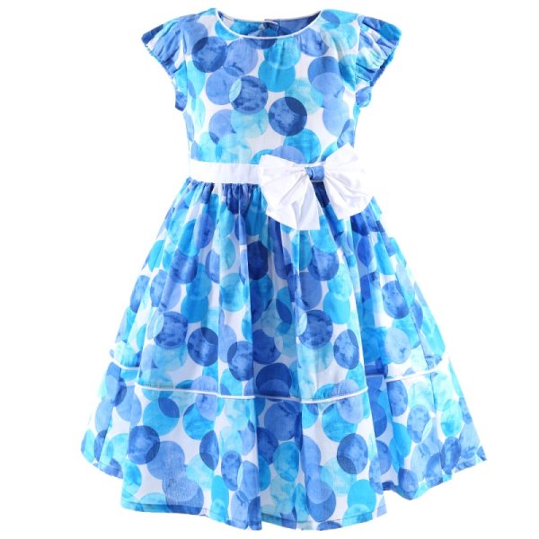 Девочка в платье на белом фоне