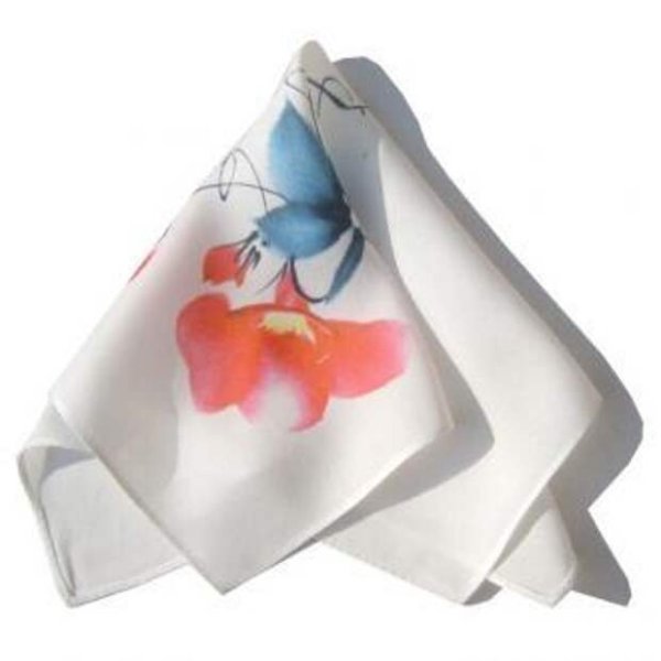 Носовой платок на белом фоне