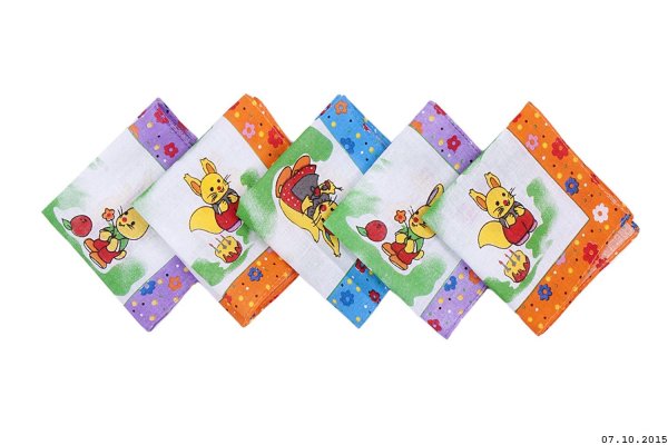 Дети с носовыми платками в детском саду