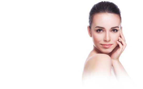 Женское лицо на белом фоне