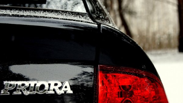 Приоры с надписью в черном окне