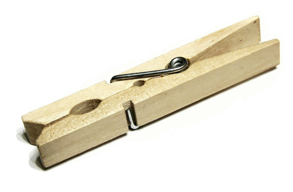 Прищепка деревянная на прозрачном фоне