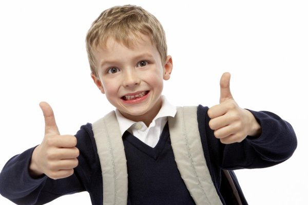 Радостный школьник