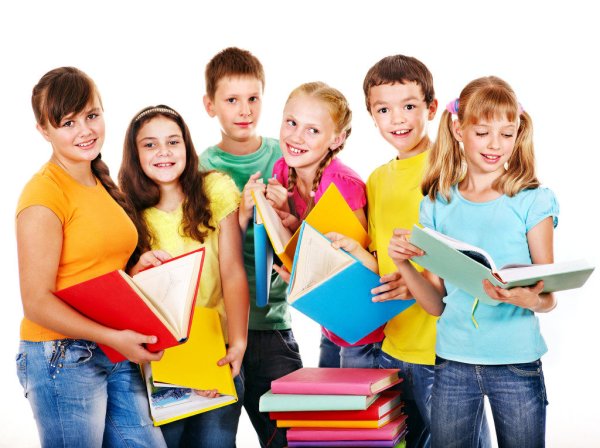 Школьник с книгой на белом фоне