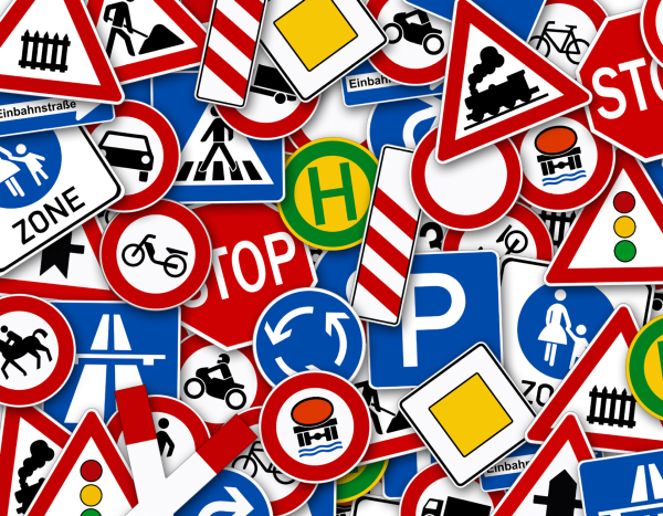 Много знаков дорожного движения