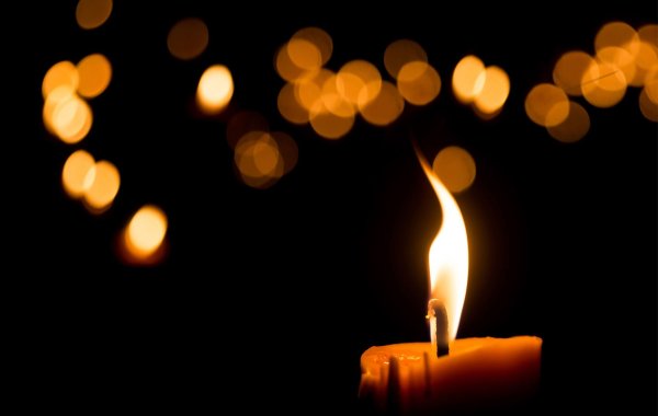 Свеча на темном фоне