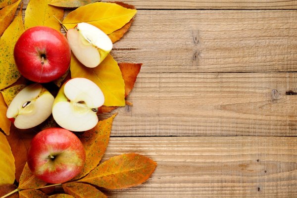 Фон с досками и яблонями