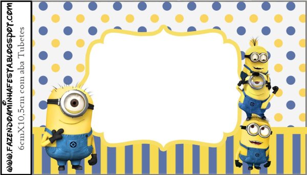 Миньон с табличкой в руках