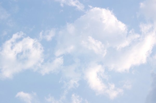 Светло голубое небо с облаками