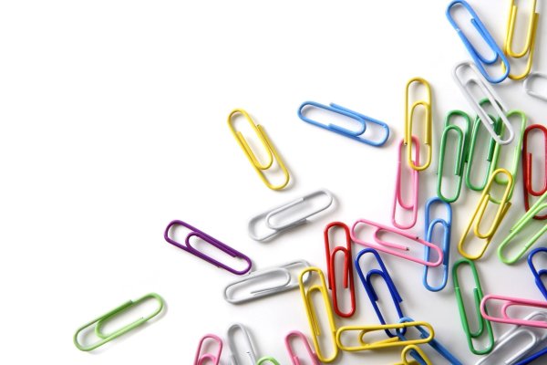 Рамка из скрепок на прозрачном фоне