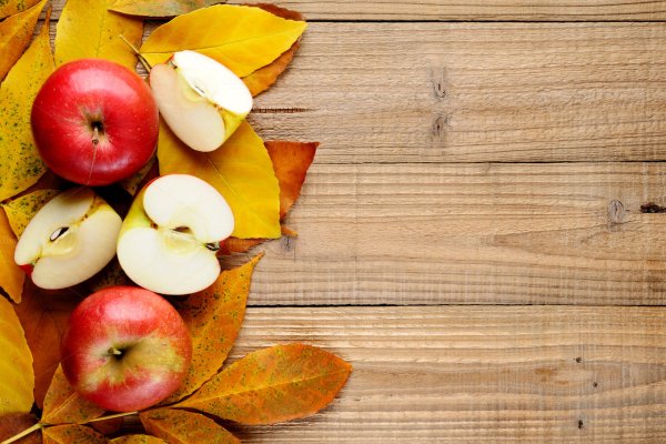 Фон с досками и яблонями