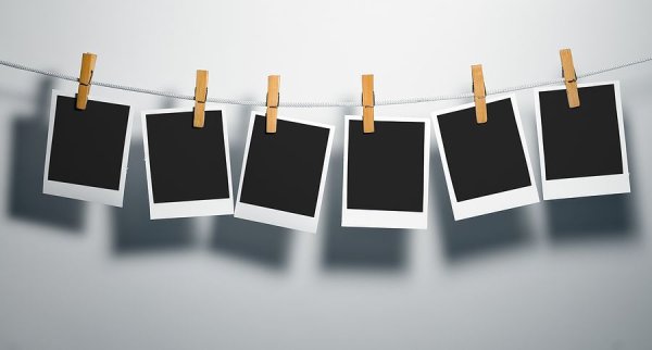 Фотографии на веревке с прищепками