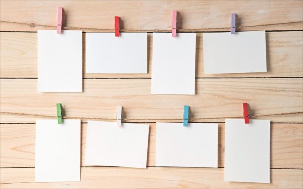 Деревянная доска с прищепками