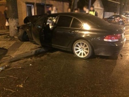 Разбитая БМВ 750