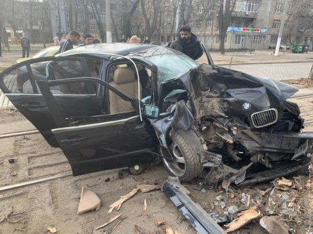 Разбитая БМВ 7 750