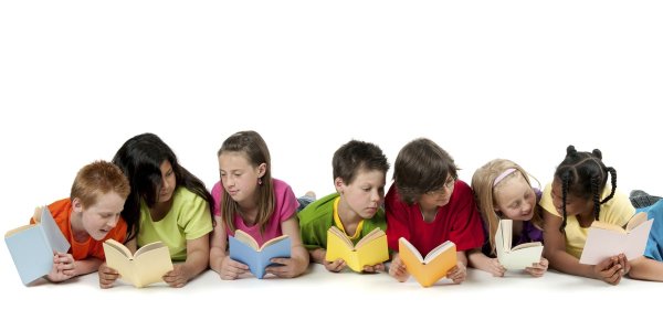 Дети с книгами на прозрачном фоне