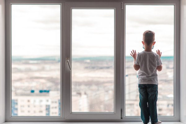 Ребенок у окна