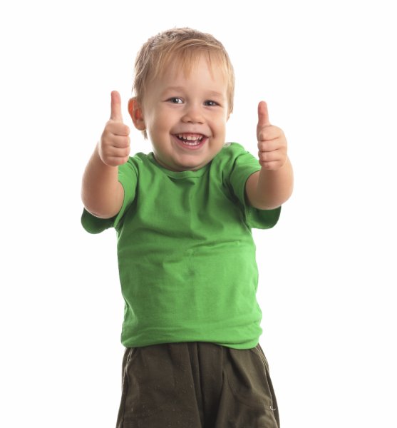 Мальчик улыбается