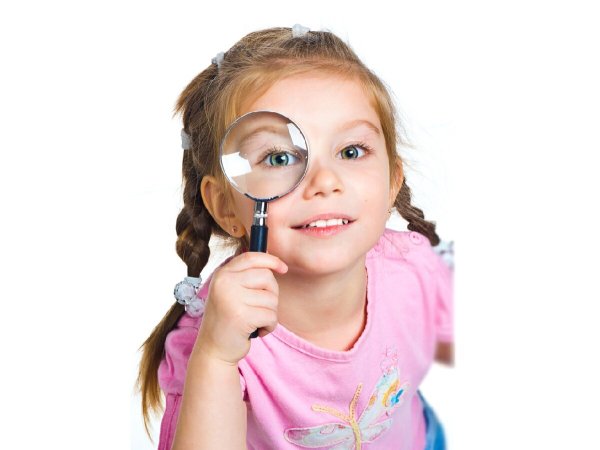 Ребенок с увеличительным стеклом