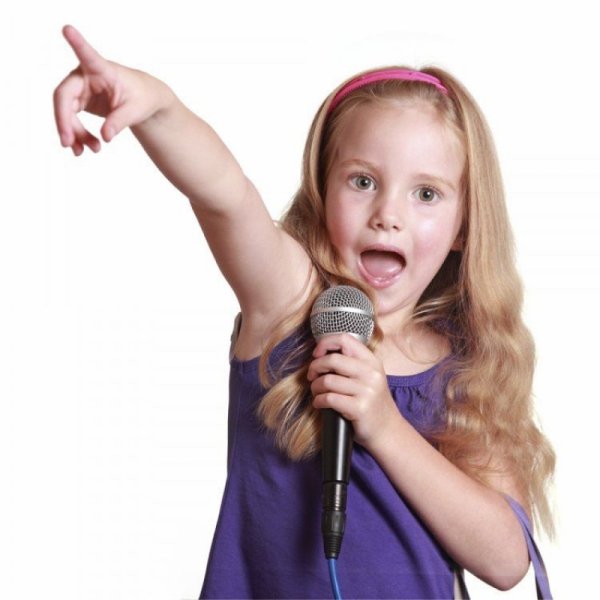 Девочка поет
