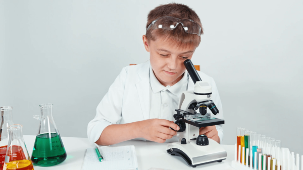 Ученик с микроскопом