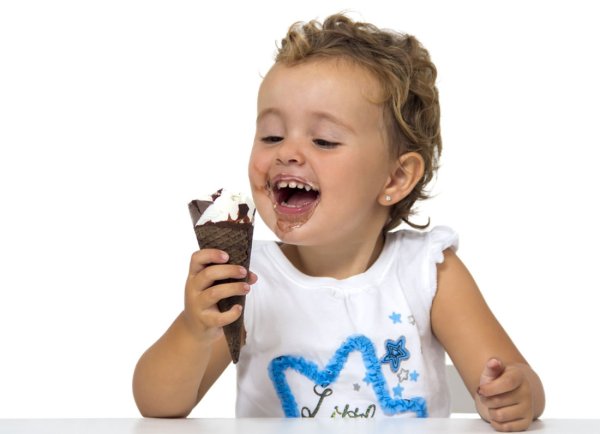 Дети с мороженым