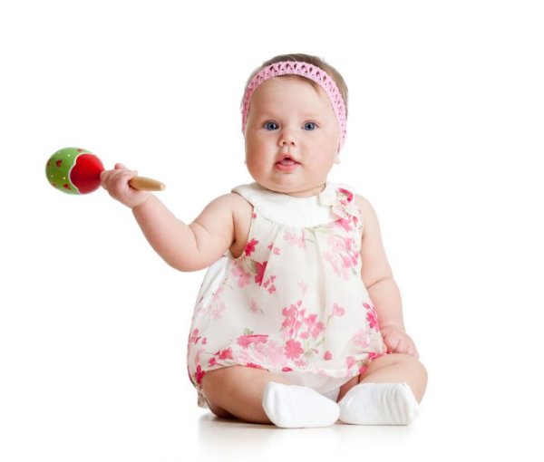 Младенец девочка на белом фоне