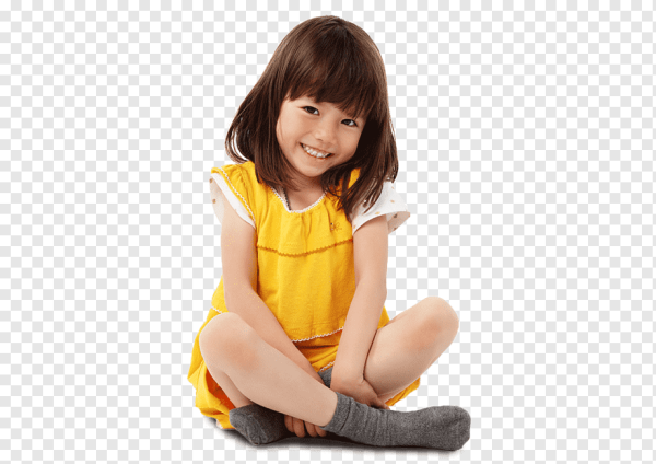 Девочка сидит на белом фоне