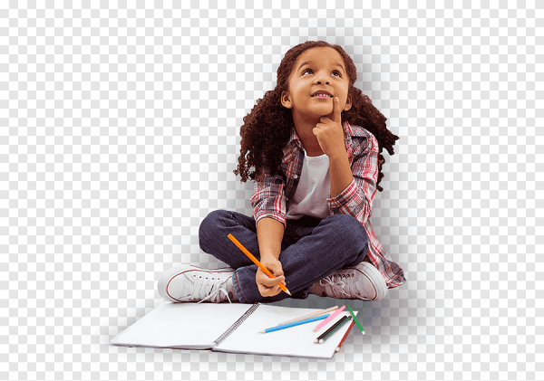 Ребенок сидит на белом фоне