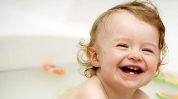 Маленький ребенок улыбается