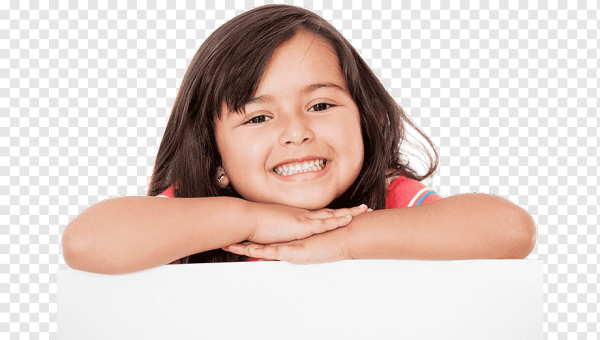 Девочка улыбается на белом фоне