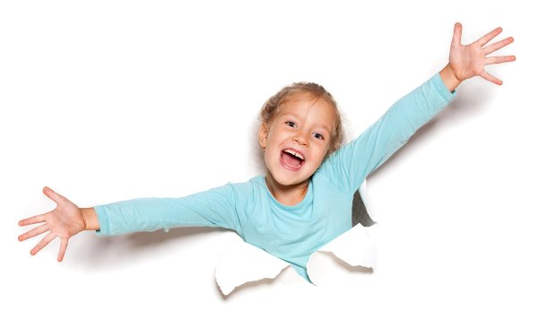 Ребенок радуется на белом фоне