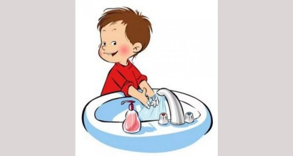 Ребенок умывается