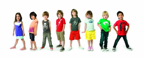Дети в разной одежде