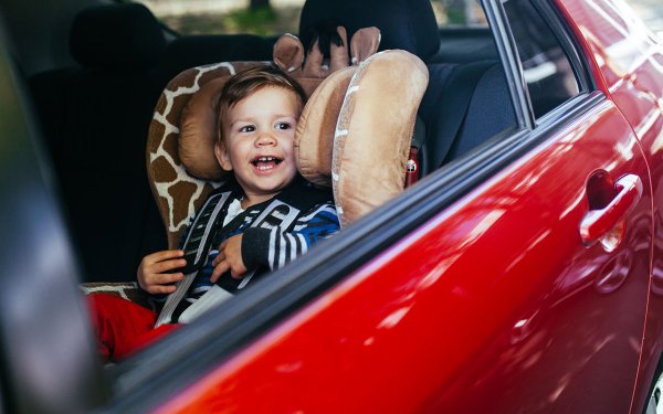 Малыш в автомобиле детском фотосессия